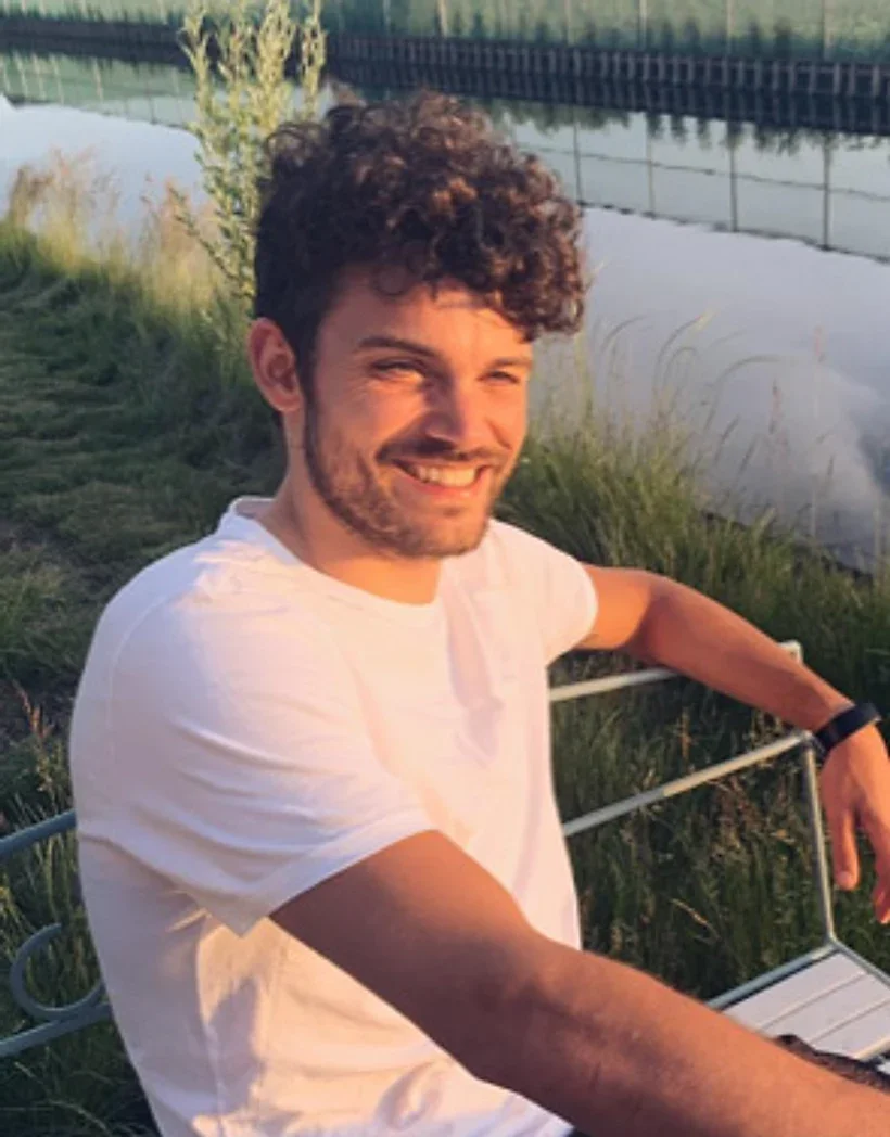 Calvin Telkamp lachend buiten aan het water in Utrecht